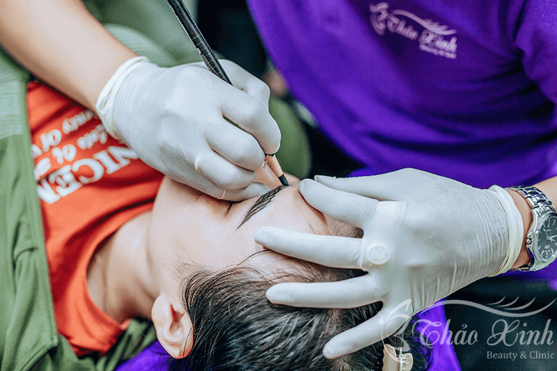 Lông mày sát mắt