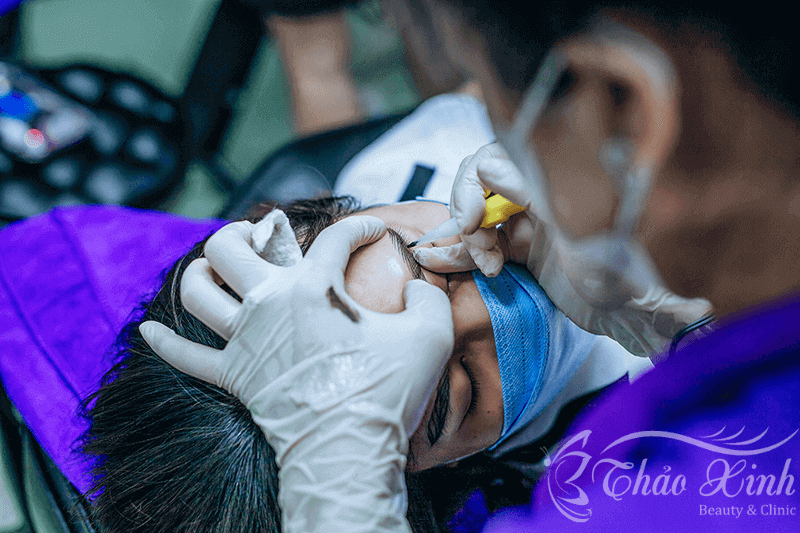 Ngứa lông mày sau khi điêu khắc