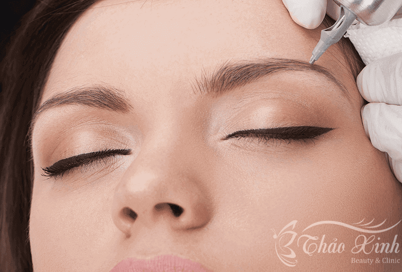 Ngứa lông mày sau khi điêu khắc