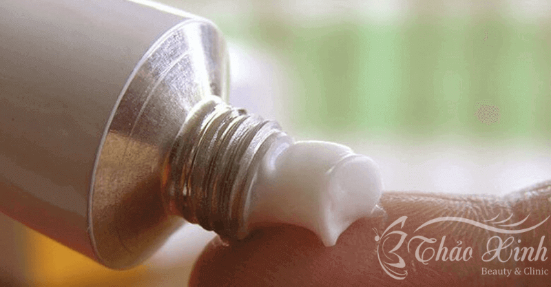 Ngứa lông mày sau khi điêu khắc