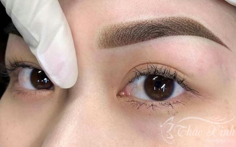 Phun mày chạm hạt