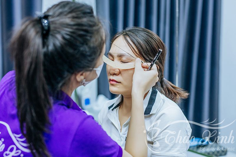 Phun mày tán bột